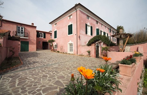 Corsanico-Bargecchia Apartment | Cosy apartment with WIFI, pool, A/C, TV, patio, pets allowed and panoramic view, close to Viareg.