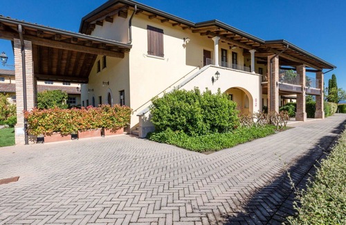 San Benedetto di Lugana Apartment | Cosy apartment for 5 guests with A/C, WIFI, pool, TV and patio