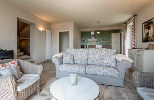 Costigliole d'Asti House | Cosy apartment in villa for 5 guests with A/C, WIFI, pool, TV, patio and panoramic view