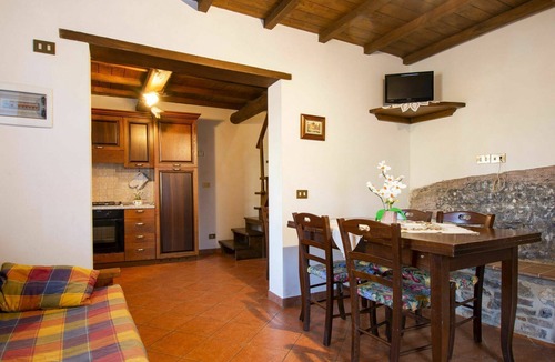 Fabbriche di Vallico Villa | Cosy apartment in villa for 12 people with WIFI, private pool, TV, patio and pets allowed