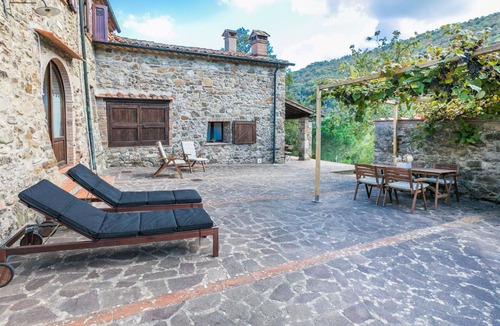 Montieri Apartment | Cosy apartment for 13 people with WIFI, TV, patio and pets allowed