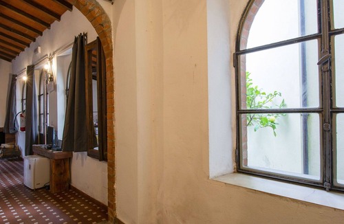 Barga Apartment | Cosy apartment for 2 guests with private pool, TV, patio and pets allowed