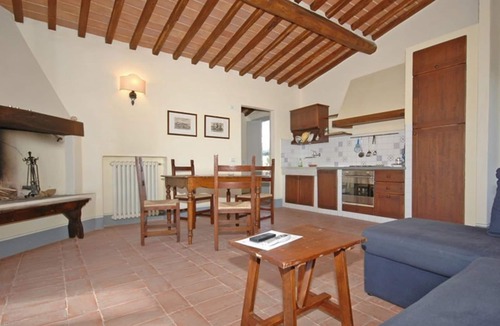 Montalcino Apartment | Cosy apartment for 3 people with pool, A/C, TV, pets allowed and panoramic view