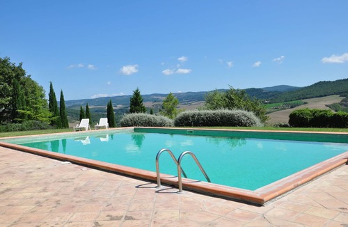 Il Poggio Apartment | Cosy apartment for 4 guests with WIFI, pool, TV, pets allowed and panoramic view