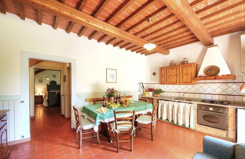 Peccioli Apartment | Cosy apartment for 6 people with WIFI, pool, A/C, TV, pets allowed and panoramic view