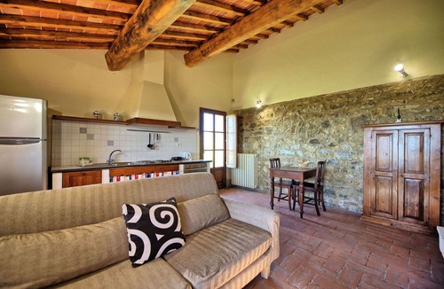 Castelnuovo Berardenga Apartment | Cosy apartment for 2 guests with A/C, pool, TV and panoramic view, close to Siena