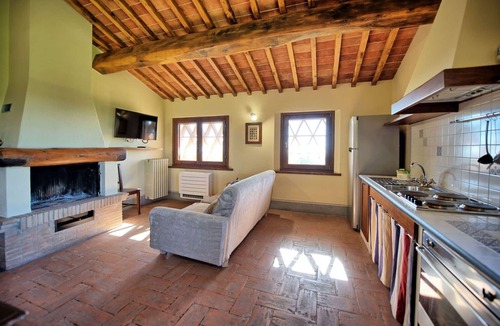 Castelnuovo Berardenga Apartment | Cosy apartment for 2 guests with A/C, pool, TV and panoramic view, close to Siena