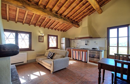 Castelnuovo Berardenga Apartment | Cosy apartment for 2 guests with A/C, pool, TV and panoramic view, close to Siena