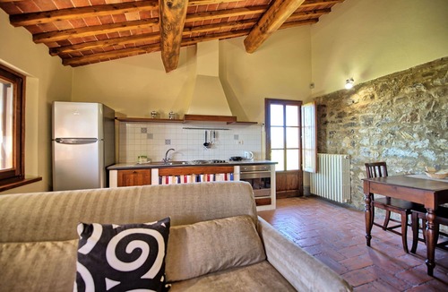 Castelnuovo Berardenga Apartment | Cosy apartment for 2 guests with A/C, pool, TV and panoramic view, close to Siena