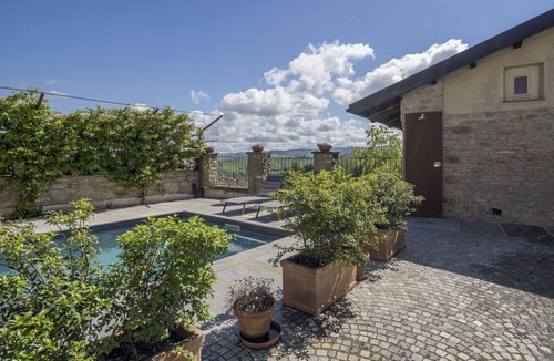 Monforte d'Alba Apartment | Cosy apartment for 4 people with WIFI, pool, TV and balcony, close to Alba
