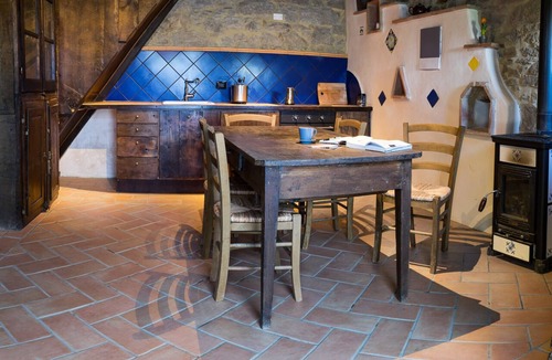 Castiglione di Garfagnana Cottage | Cottage in old chestnut grove set well away from the road