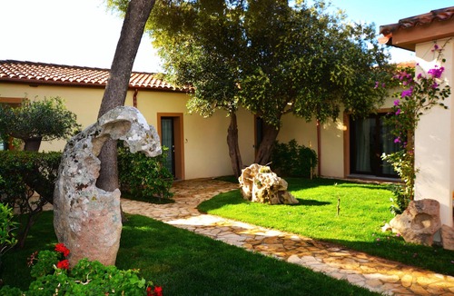 Arzachena House | Cottage The Olive Trees A, lovely studio with garden.