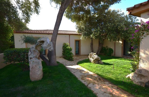 Arzachena House | Cottage The Olive Trees A, lovely studio with garden.