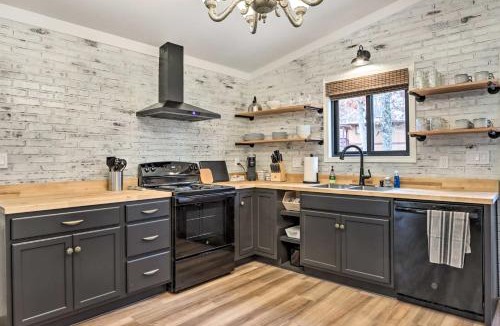Osage Beach House | Cottage w/Fire Pit by Lake of the Ozarks Shootout