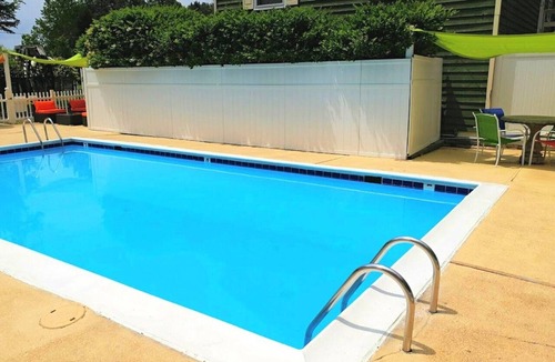 Williamsburg Cottage | Cottage - Williamsburg Pet-Friendly Getaway – Heated Pool, Free Game Room