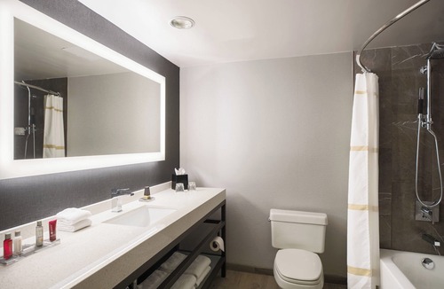 Near West Side Hotel | Courtyard by Marriott Chicago at Medical District/UIC