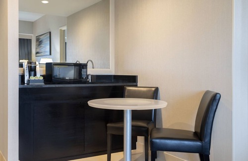 Queens Hotel | Courtyard by Marriott New York JFK Airport