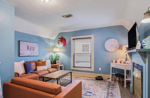 Easttown Apartment | Cozy and charming 2-bedroom Apartment in Grand Rapids with AC