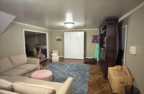 Huntcliff Apartment | Cozy basement studio with WiFi, hot tub and pool in enjoyable Columbia