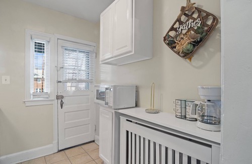 Fairlawn Apartment | Cozy charming 1-bedroom apartment in exciting Washington with AC
