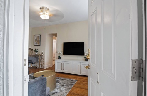 Fairlawn Apartment | Cozy charming 1-bedroom apartment in exciting Washington with AC