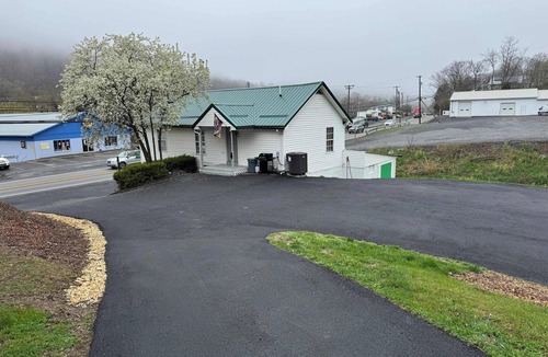 Berryville Apartment | Cozy Cottage Sleeps 4, Walk to Downtown Springs