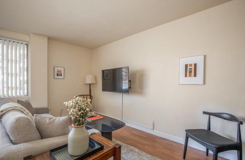Downtown West Apartment | Cozy DT Studio with Full Kitchen by Zencity