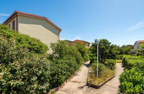 Pirotto Li Frati Apartment | Cozy flat just steps from Baia delle Mimose