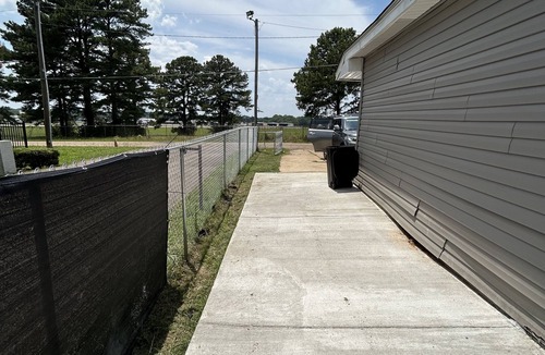 Jackson House | Cozy Home, fully fenced with huge back yard