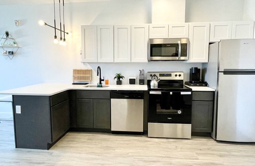 Elizabeth Apartment | Cozy King 1BR w/Pool + Gym Near EWR & MetLife