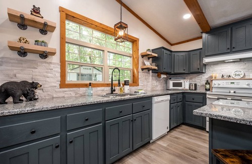 McHenry House | ✩ Cozy Lake Escape, Hot Tub, King Bed + Fireplace ✩