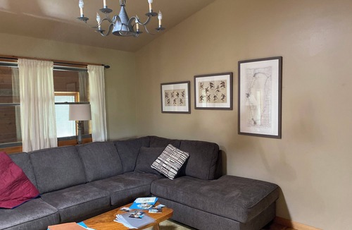 Oshkosh House | Cozy Lake view 3-bedroom house WiFi, AC in Oshkosh-Great spaces inside & out EAA