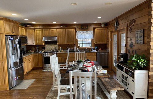 Elizabethtown Cabin | Cozy lakefront log cabin retreat with pier and kayaks