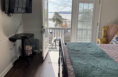 Kuttawa Apartment | Cozy loft within walking distance of Hu’Bs. Beautiful lake view!