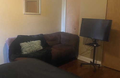 Greater Grand Crossing Apartment | Cozy Modern, 3BRS and 1BA. 5mins from Hyde Park tourist attractions