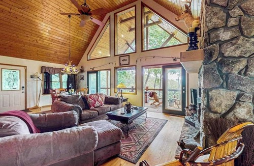Murphy House | Cozy mountain cabin with hot tub, fire pit & stunning views
