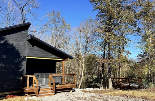 Carbondale Cabin | Cozy Rustic Cabin with Hot-Tub Ideal for a Couples Retreat in Illinois