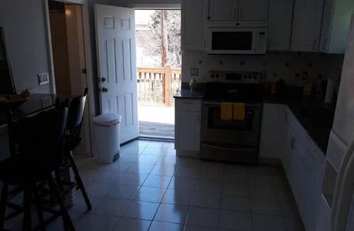 The Hill House | Cozy Studio Cottage on "The Hill," walkably close to everything! The Zoo, Park!