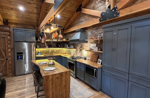 Poplar Bluff Apartment | Cozy Studio Log Cabin with Hot Tub!