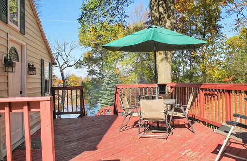 Campbellsport Cabin | Cozy Treehouse on the Lake - Peaceful and Private