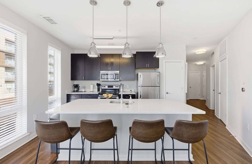 Market East District Apartment | CozySuites | 3BR Monument Circle, Indy with parking