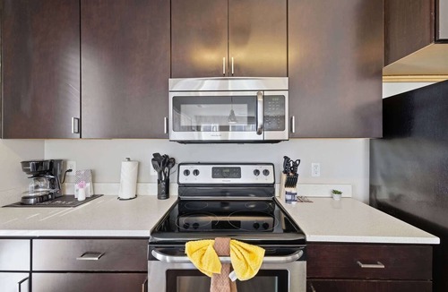 Market East District Apartment | CozySuites | 3BR Monument Circle, Indy with parking