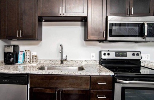 Cole-Noble District Apartment | CozySuites l 2BR, Monument Circle, Indy