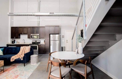 Cole-Noble District Apartment | CozySuites l 2BR, Monument Circle, Indy