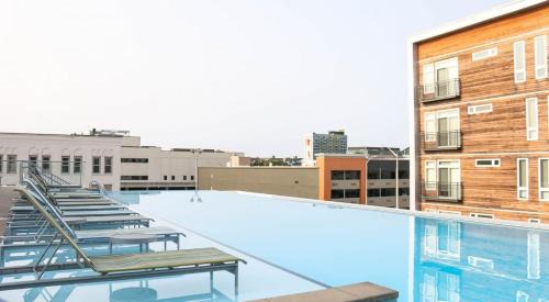 Cole-Noble District Apartment | CozySuites l Modern 1BR, Monument Circle, Indy