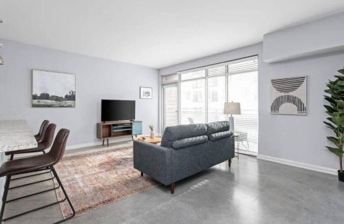 Cole-Noble District Apartment | CozySuites l Modern 1BR, Monument Circle, Indy