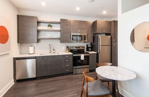 Central Business District Apartment | Cozysuites l Stylish 1BR in Downtown Cincinnati