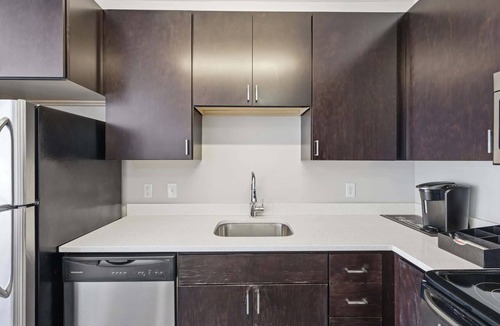 Market East District Apartment | CozySuites | Modern 1BR Monument Circle w/parking
