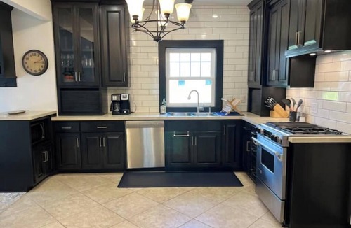 Willmar House | CRAFTSMAN's MAIN FLOOR 2 bd rm- chef's kit- deck