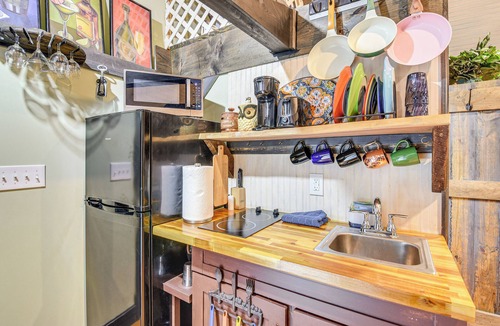 Milford Apartment | Creekside Milford Studio w/Gas Grill + Mtn Views!